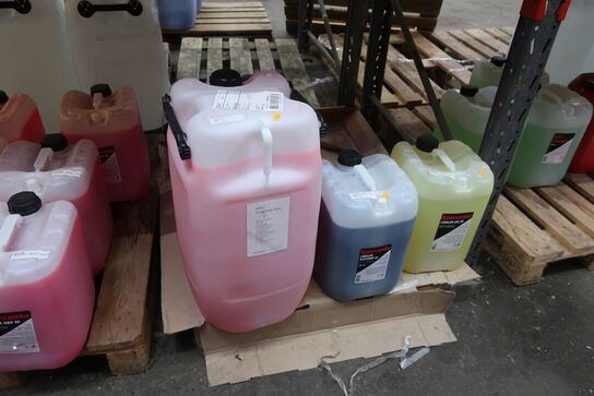 Diverse kølervæske, sprinklervæske samt sand 