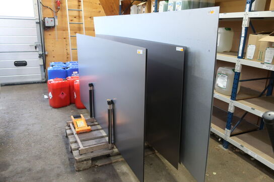 Diverse karosseriplader samt pladevogn 