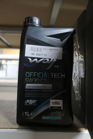 8 stk. motorolie WOLF 5W30 C1 samt 7 stk. bremsevæske WOLF DOT 3&4