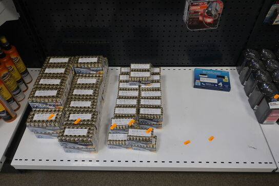 Diverse batterier samt lygter 