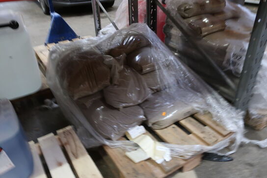 Diverse kølervæske, sprinklervæske samt sand 