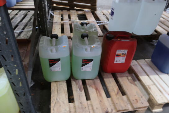 Diverse kølervæske, sprinklervæske samt sand 