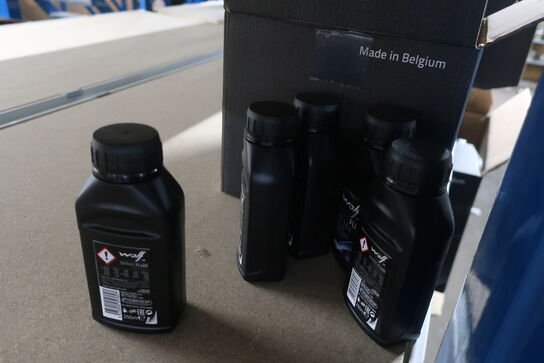 8 stk. motorolie WOLF 5W30 C1 samt 7 stk. bremsevæske WOLF DOT 3&4