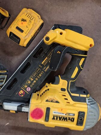 To DeWalt sømpistoler 