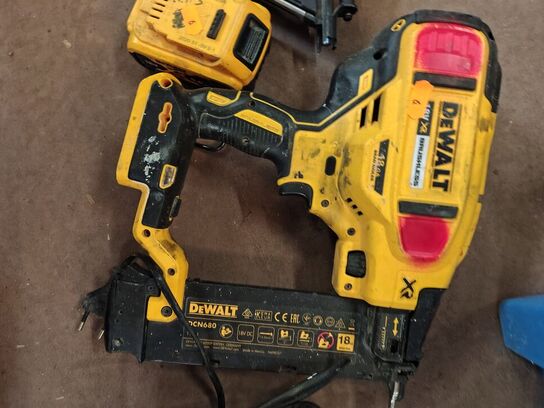 To DeWalt sømpistoler 