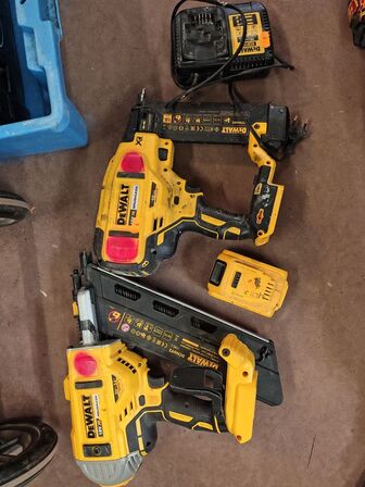 To DeWalt sømpistoler 