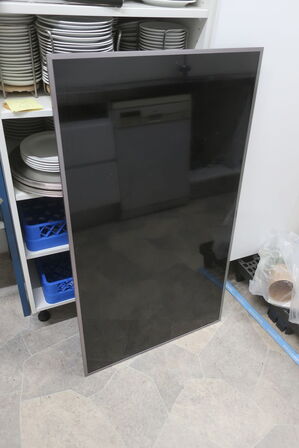 Container, stålbordplade, tv og opvasker