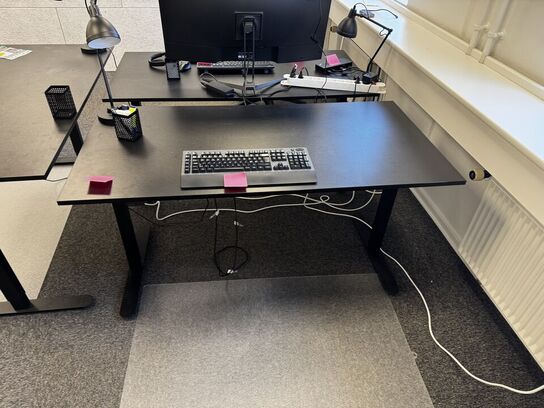 El. hæve/sænke skrivebord, køreplade samt bordlampe