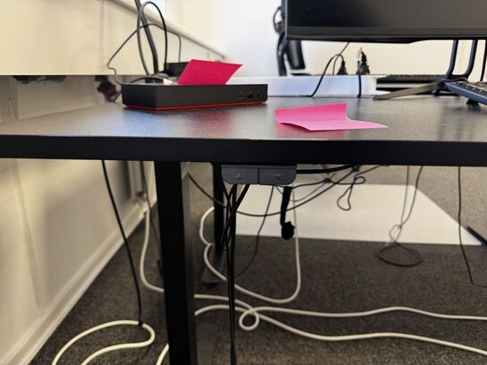 El. hæve/sænke skrivebord, køreplade samt bordlampe