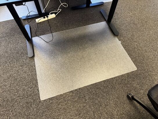 El. hæve/sænke skrivebord, køreplade samt bordlampe