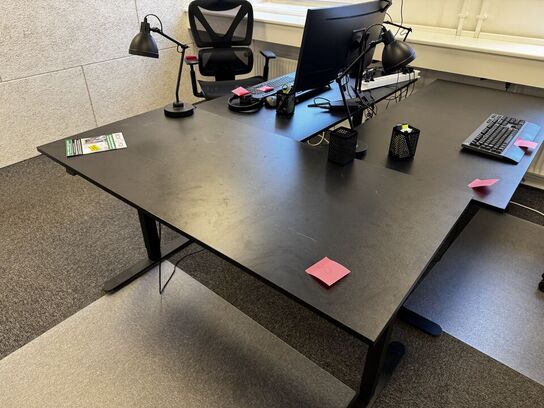 El. hæve/sænke skrivebord, køreplade samt bordlampe