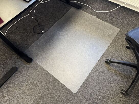 El. hæve/sænke skrivebord, køreplade samt bordlampe