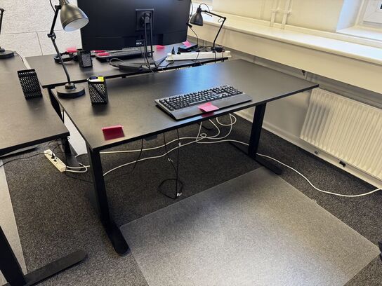 El. hæve/sænke skrivebord, køreplade samt bordlampe