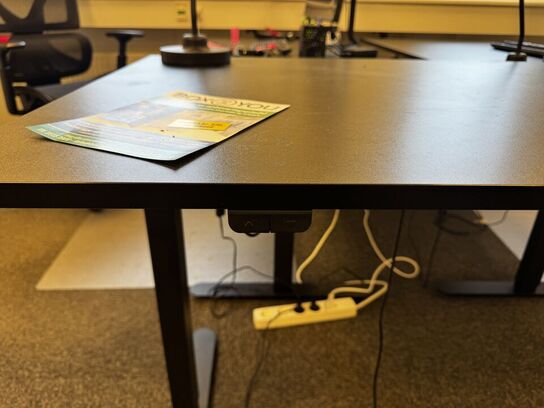 El. hæve/sænke skrivebord, køreplade samt bordlampe