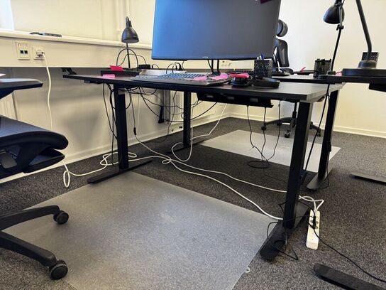 El. hæve/sænke skrivebord, køreplade samt bordlampe