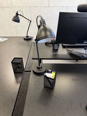 El. hæve/sænke skrivebord, køreplade samt bordlampe