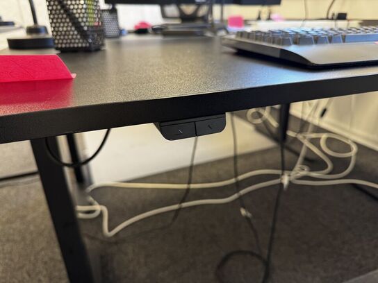 El. hæve/sænke skrivebord, køreplade samt bordlampe