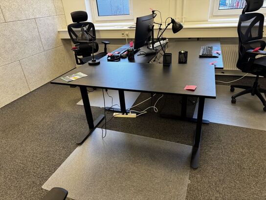 El. hæve/sænke skrivebord, køreplade samt bordlampe