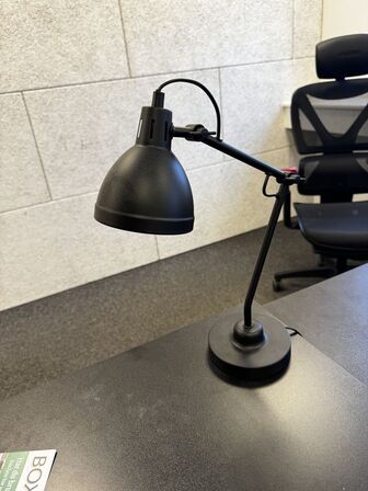 El. hæve/sænke skrivebord, køreplade samt bordlampe