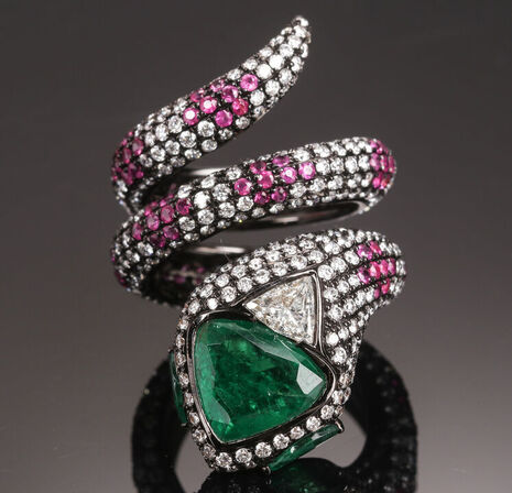 14,02 ct. naturlig smaragd, rubin og diamantring af 14 kt. sortrhodineret hvidguld