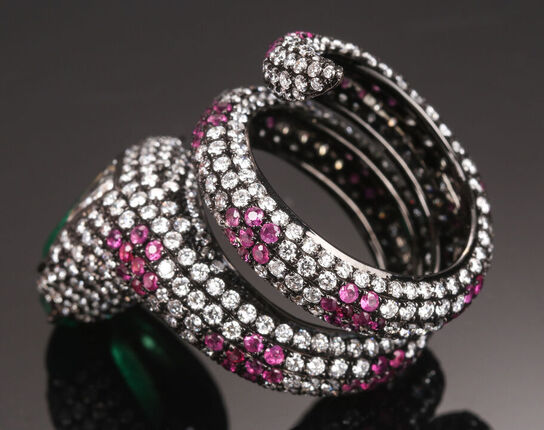 14,02 ct. naturlig smaragd, rubin og diamantring af 14 kt. sortrhodineret hvidguld