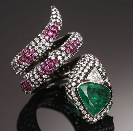 14,02 ct. naturlig smaragd, rubin og diamantring af 14 kt. sortrhodineret hvidguld