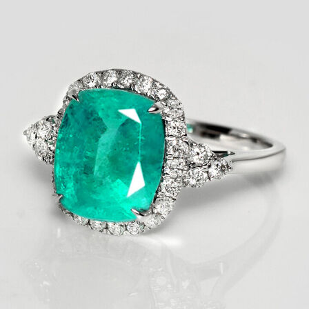 5,21 ct. fin smaragd og diamant ring i 14 kt. hvidguld. IGI.