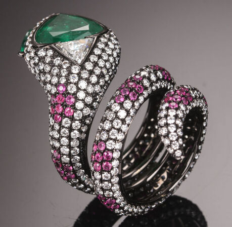 14,02 ct. naturlig smaragd, rubin og diamantring af 14 kt. sortrhodineret hvidguld