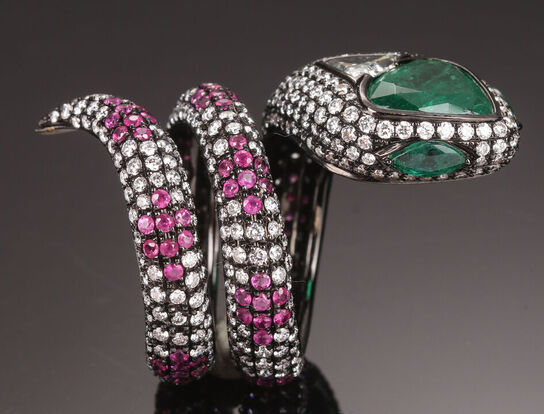 14,02 ct. naturlig smaragd, rubin og diamantring af 14 kt. sortrhodineret hvidguld