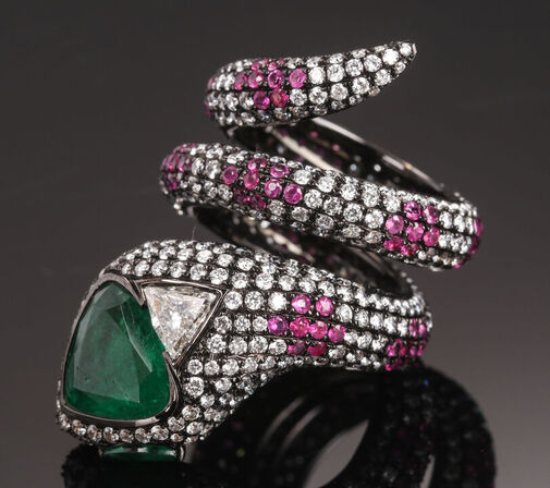 14,02 ct. naturlig smaragd, rubin og diamantring af 14 kt. sortrhodineret hvidguld