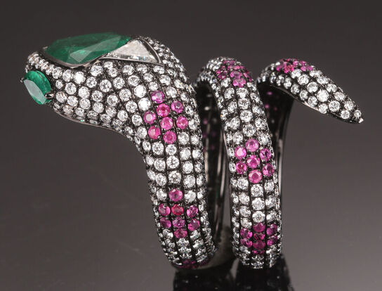 14,02 ct. naturlig smaragd, rubin og diamantring af 14 kt. sortrhodineret hvidguld