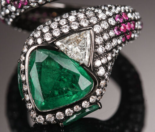 14,02 ct. naturlig smaragd, rubin og diamantring af 14 kt. sortrhodineret hvidguld