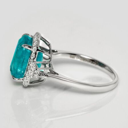 5,21 ct. fin smaragd og diamant ring i 14 kt. hvidguld. IGI.