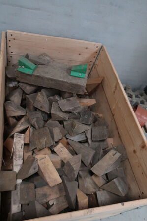 2 stk. paller med div. Træ