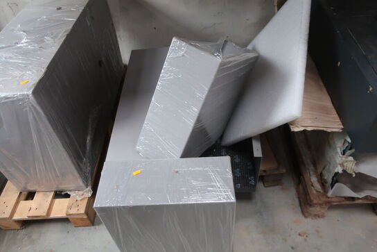 2 stk. paller med metalkasser