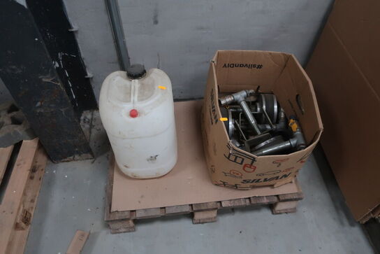 2 stk. paller med div. Træ