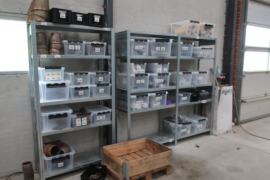 3 fag lagerreoler med indhold