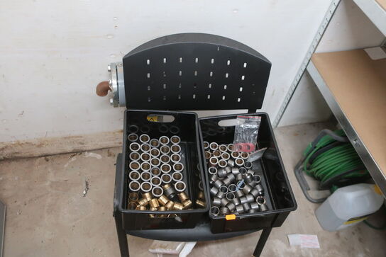 2 fag lagerreoler med div. Varelager m.m.