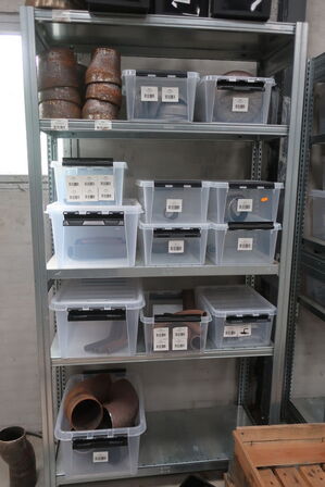 3 fag lagerreoler med indhold