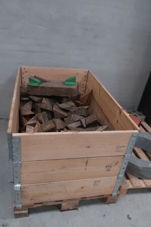 2 stk. paller med div. Træ