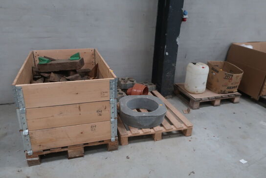 2 stk. paller med div. Træ