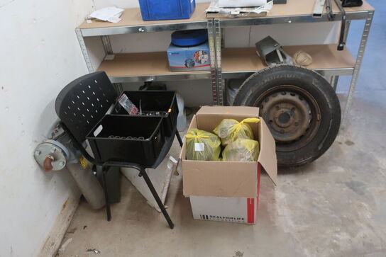 2 fag lagerreoler med div. Varelager m.m.