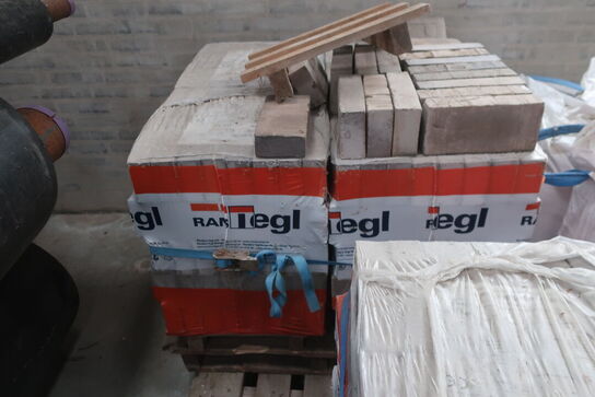 4 stk. paller med mursten m.m.