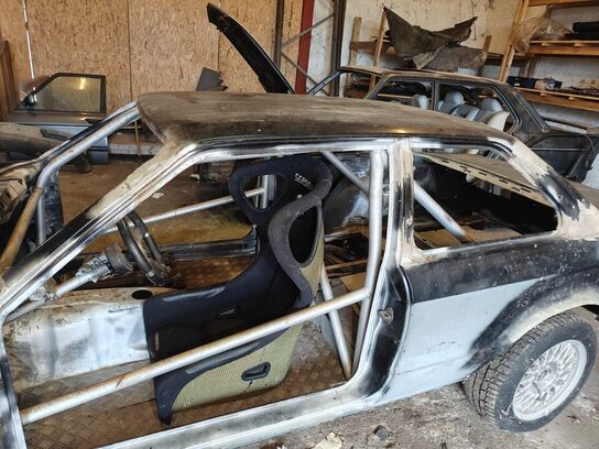 BMW E30 1983 Racer karrosseri (MOMSFRI)