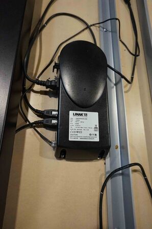 2 stk Elektriske hævesænkeborde med fire skuffemoduler 