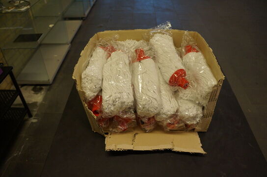 Kasse med diverse moppehoveder 