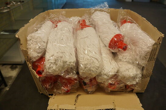 Kasse med diverse moppehoveder 