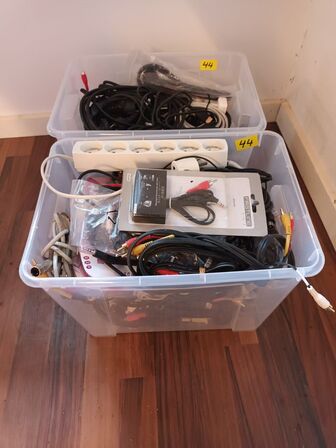 2 kasser Div. Kabler til AV udstyr og PC 