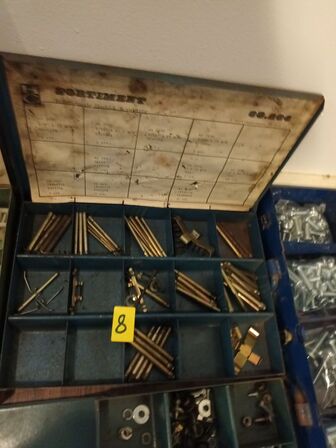 Sortimentskasser med bla. Bremsedele og clips til ældre biler, skruer og møtrikker