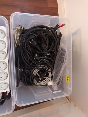 2 kasser Div. Kabler til AV udstyr og PC 